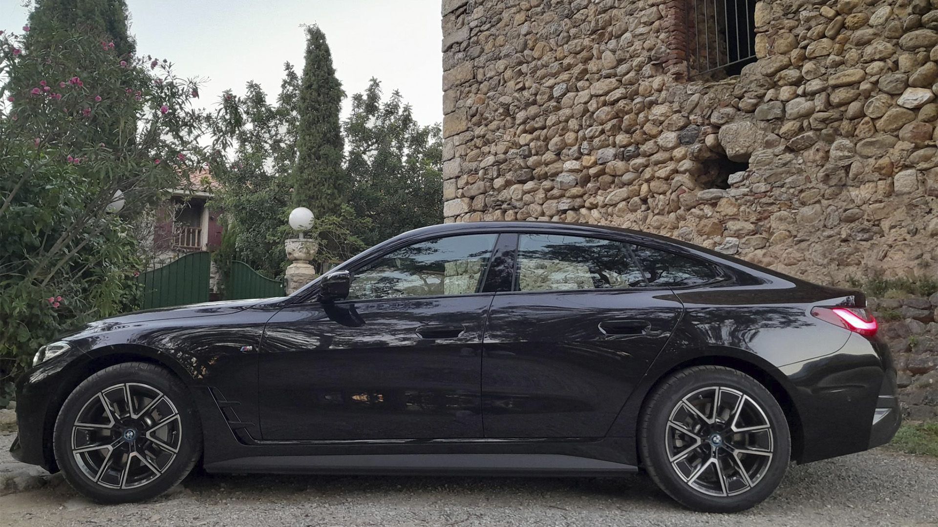 Coche eléctrico BMW i4 eDrive35 recargando su batería en una estación de carga.