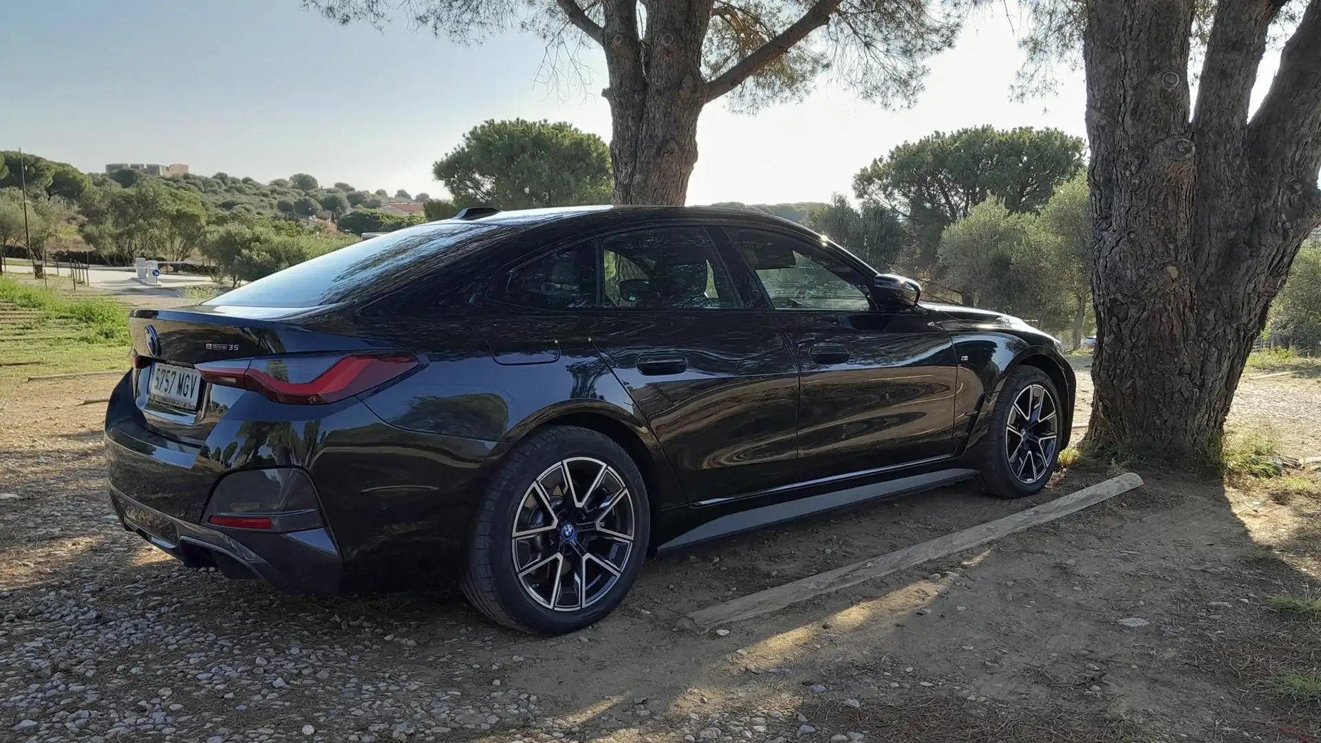 Vehículo eléctrico BMW i4 eDrive35 en un punto de recarga de Circutor.