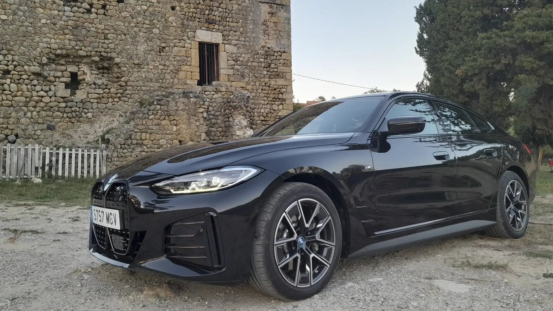Vehículo eléctrico BMW i4 eDrive35 en un punto de recarga.