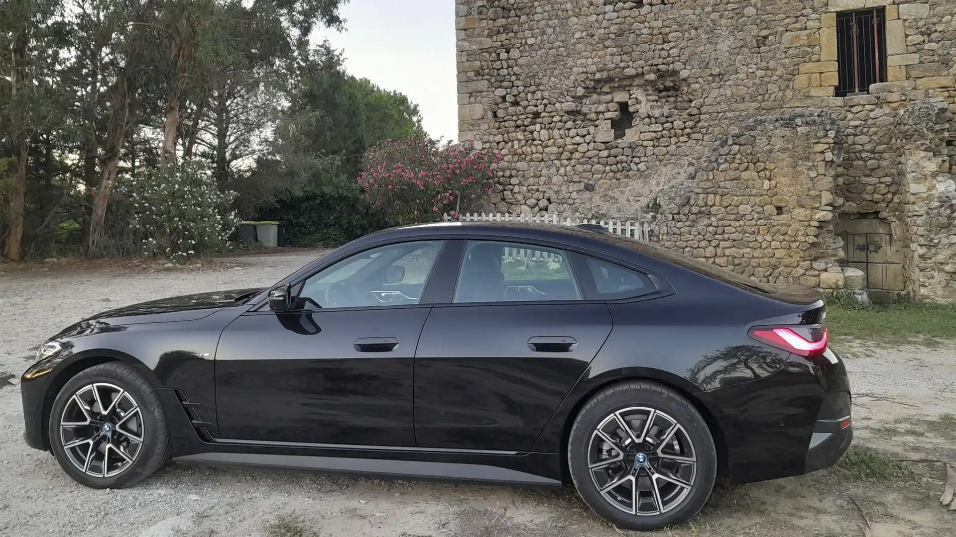 Vehículo eléctrico BMW i4 eDrive35 M cargando en un punto de recarga.