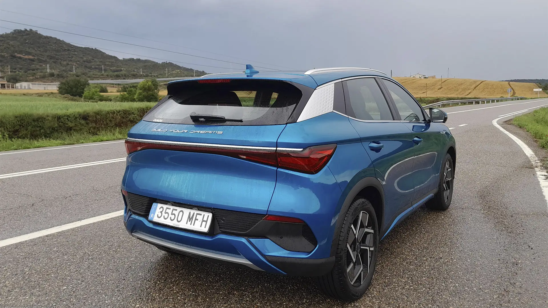 Vehículo eléctrico BYD Atto 3 estacionado junto a un cargador de Circutor.