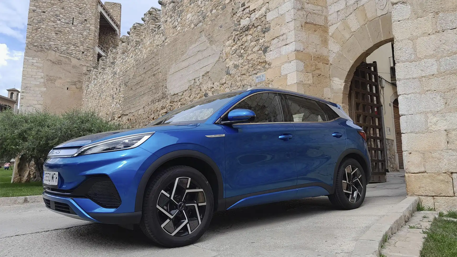 Vehículo eléctrico BYD Atto 3 estacionado durante su proceso de recarga.