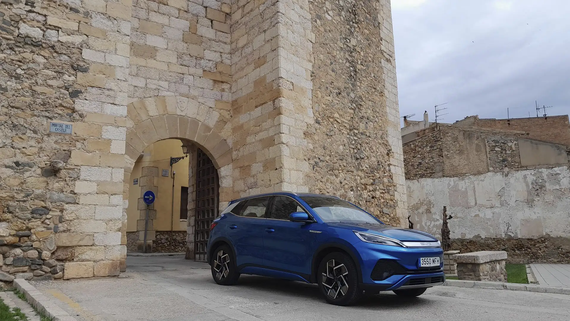 Vehículo eléctrico BYD Atto 3 en proceso de carga en una estación.