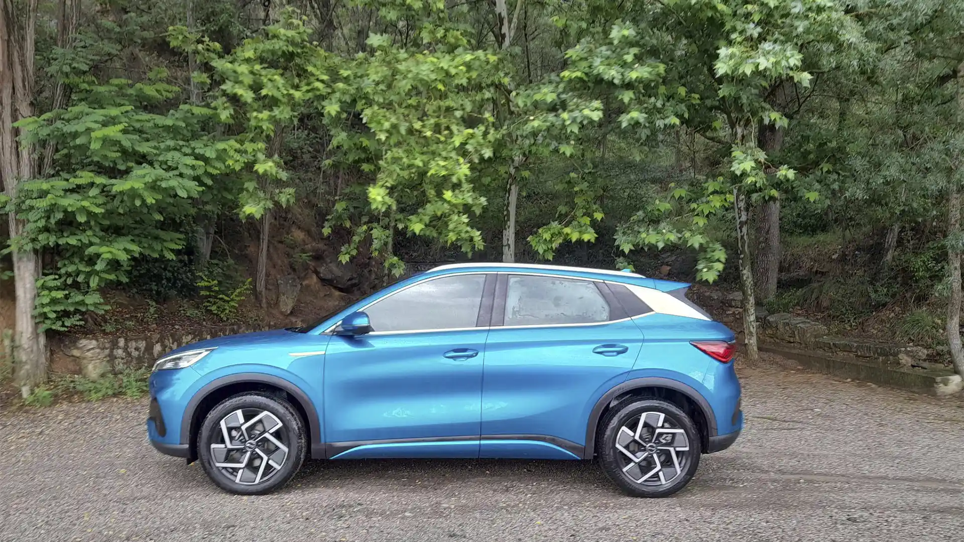 Vehículo eléctrico BYD Atto 3 en proceso de carga.