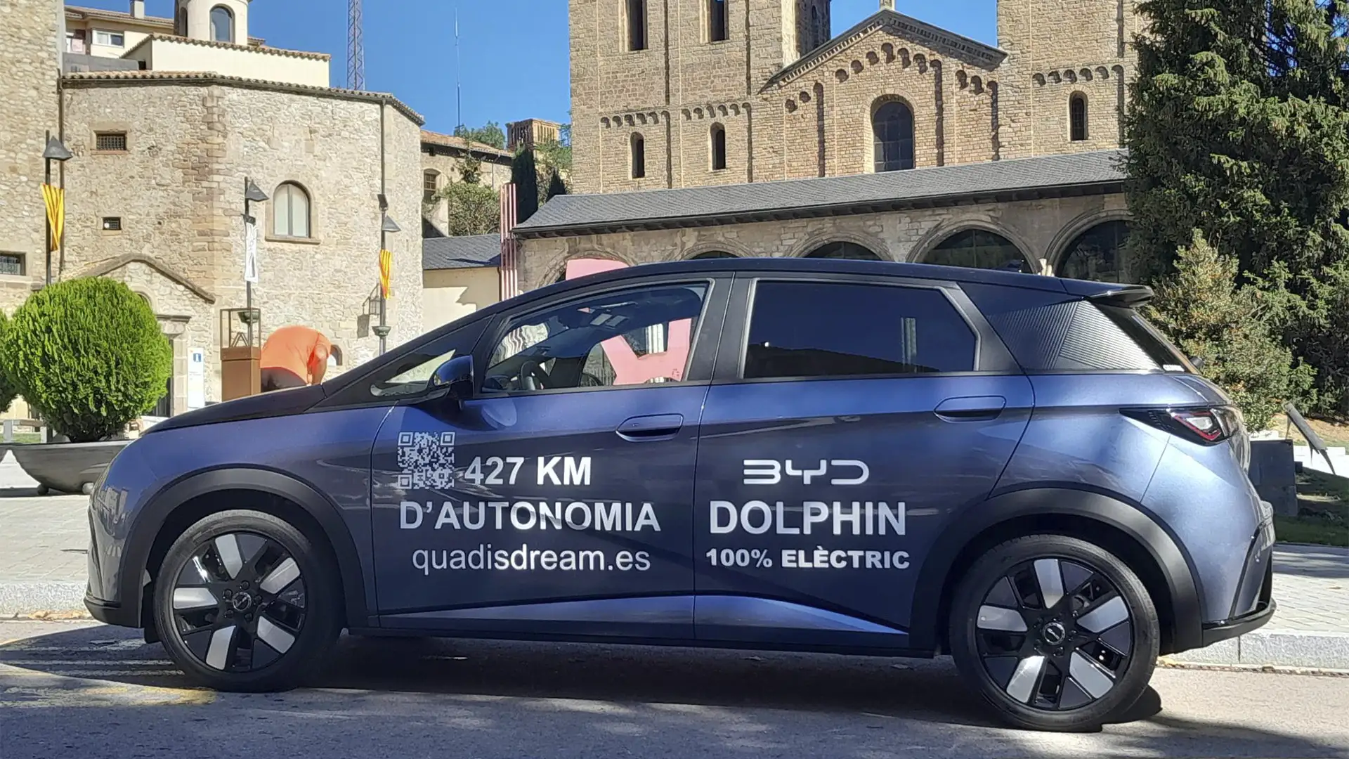 Vehículo eléctrico BYD Dolphin en un punto de recarga de Circutor.