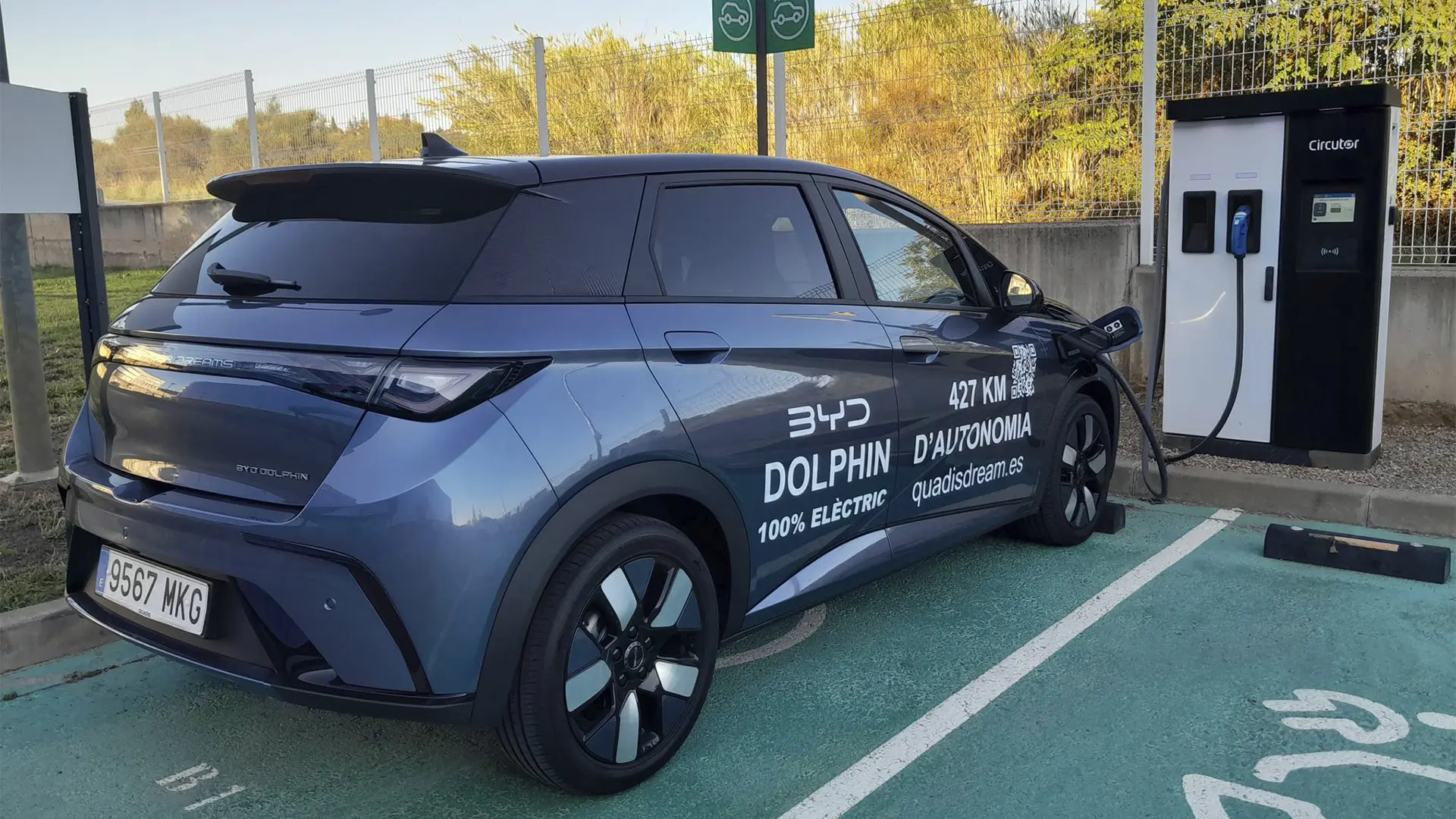 Coche eléctrico BYD Dolphin en proceso de recarga de batería.