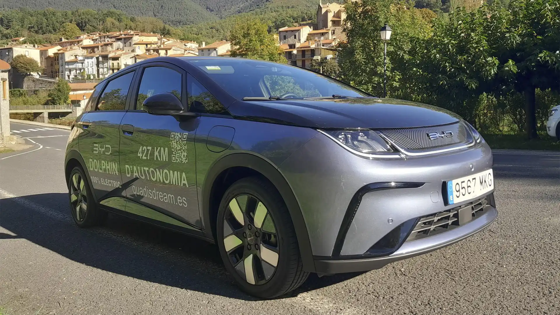 Coche eléctrico BYD Dolphin recargándose en una estación de carga de Circutor.
