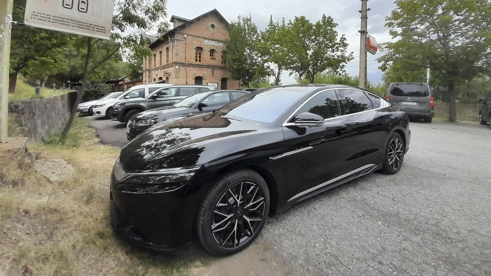 Vehículo eléctrico BYD Han de color gris en una estación de carga.