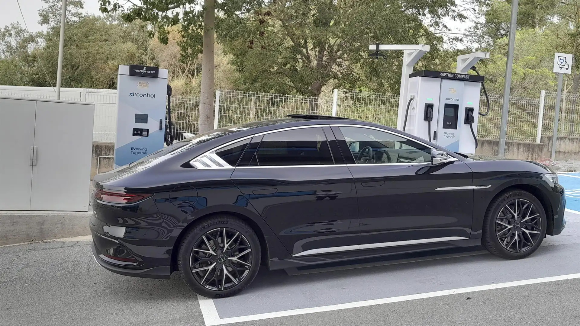 Vehículo eléctrico BYD Han cargando su batería en una estación de recarga de Circutor.