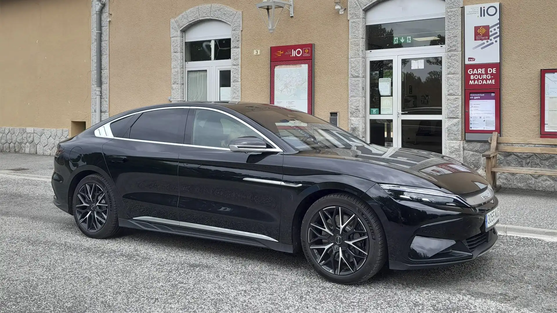 Berlina eléctrica BYD Han de color gris en un punto de recarga.