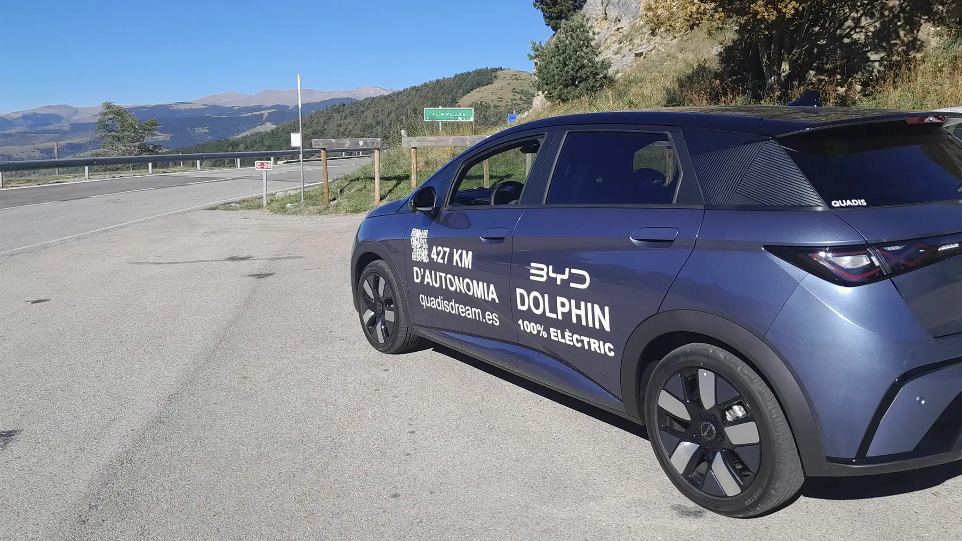 Vehículo eléctrico BYD Dolphin recargando su batería en un punto de carga de Circutor.