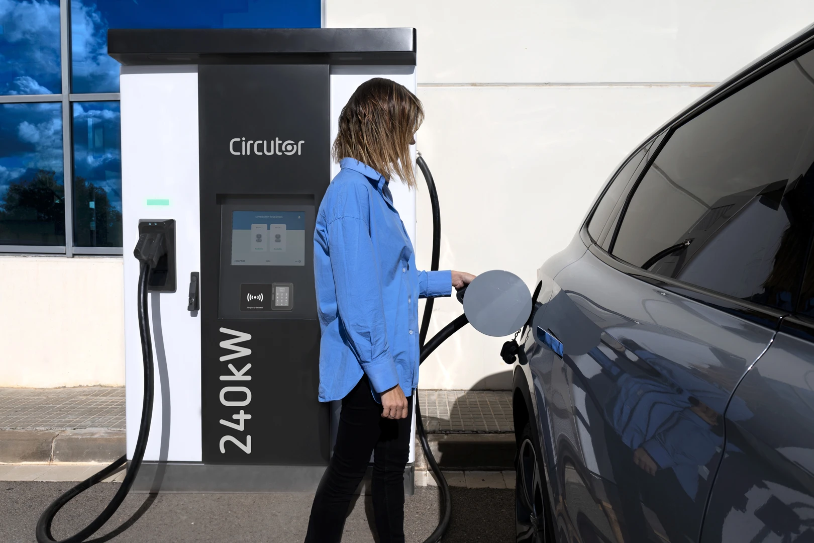 Proceso de carga de un vehículo eléctrico en una estación de carga rápida Raption 240C.