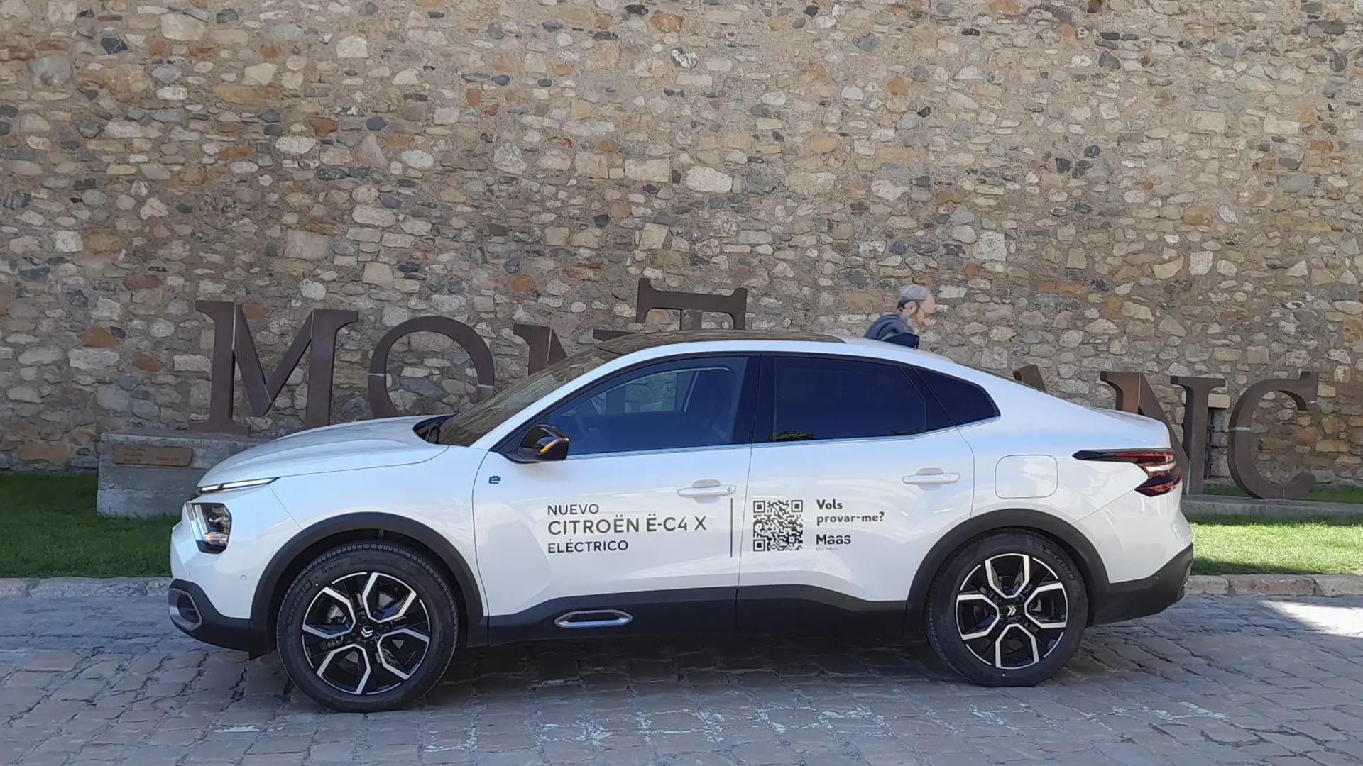 Vehículo eléctrico Citroën ë-C4 X estacionado durante su proceso de recarga.