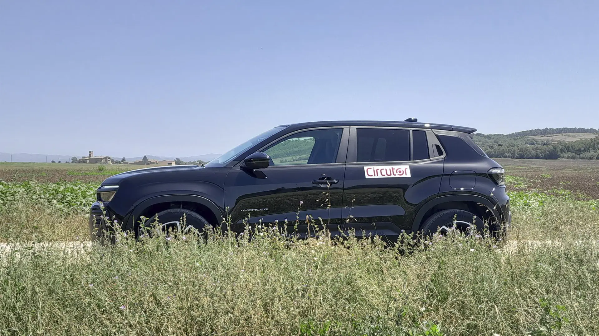 Vehículo eléctrico Jeep Avenger conectado a un cargador de Circutor.