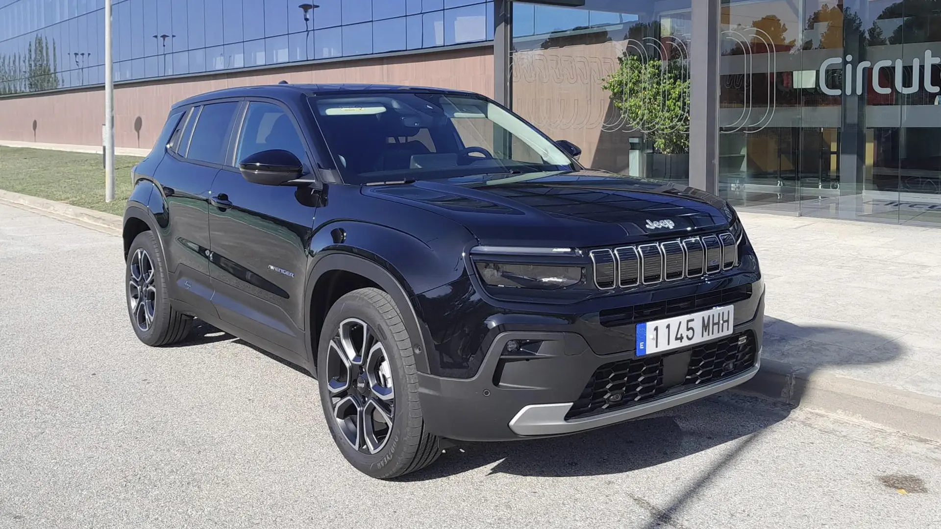 Vehículo eléctrico Jeep Avenger cargando su batería en una toma de corriente.