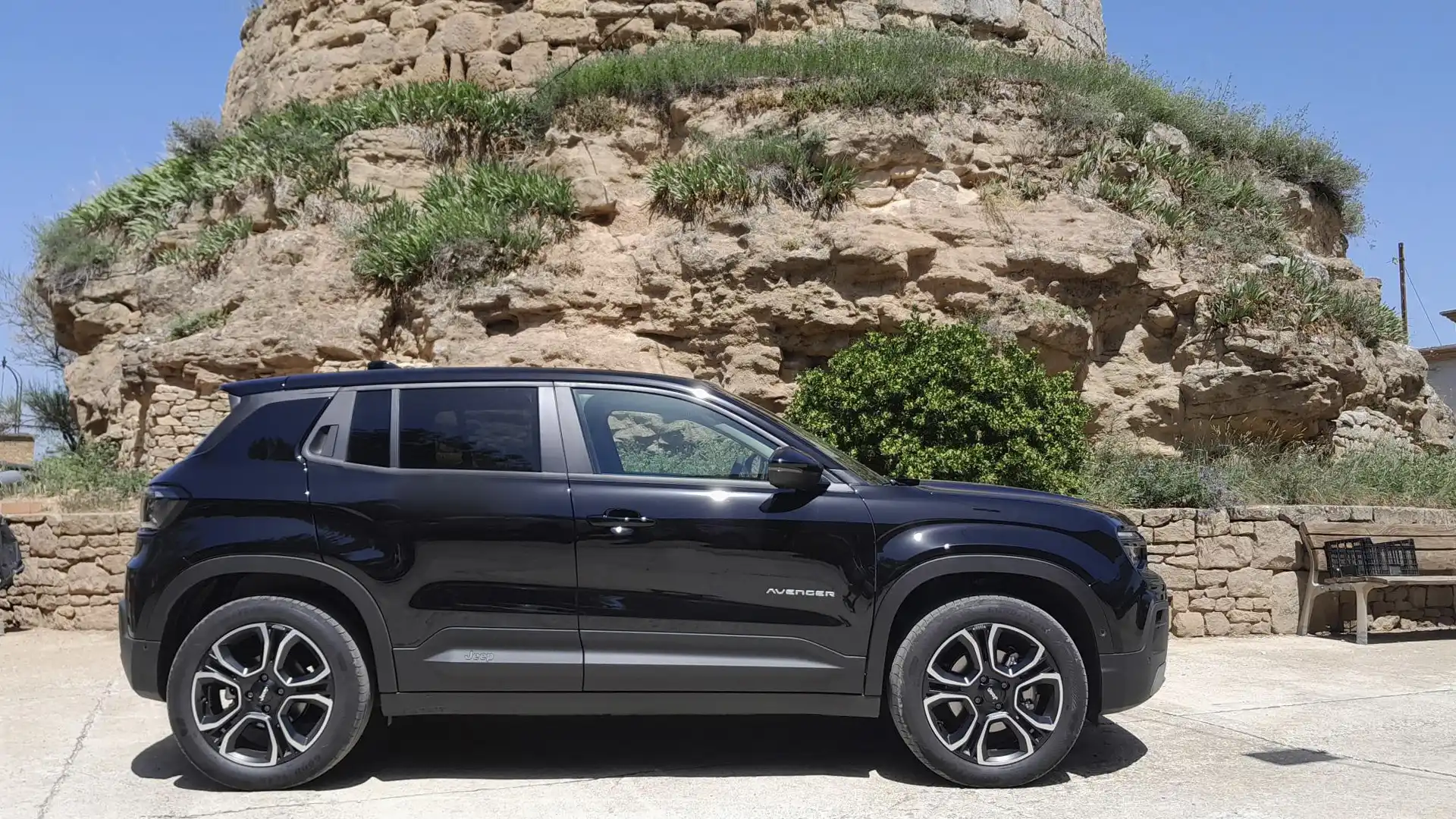 Vehículo eléctrico Jeep Avenger cargando en una estación de recarga de Circutor.