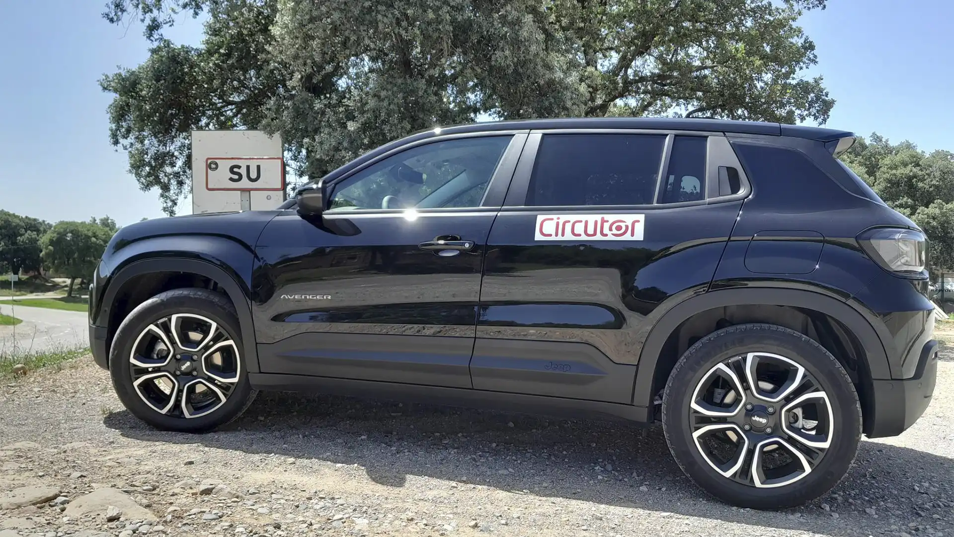 Vehículo eléctrico Jeep Avenger conectado a un cargador de Circutor.
