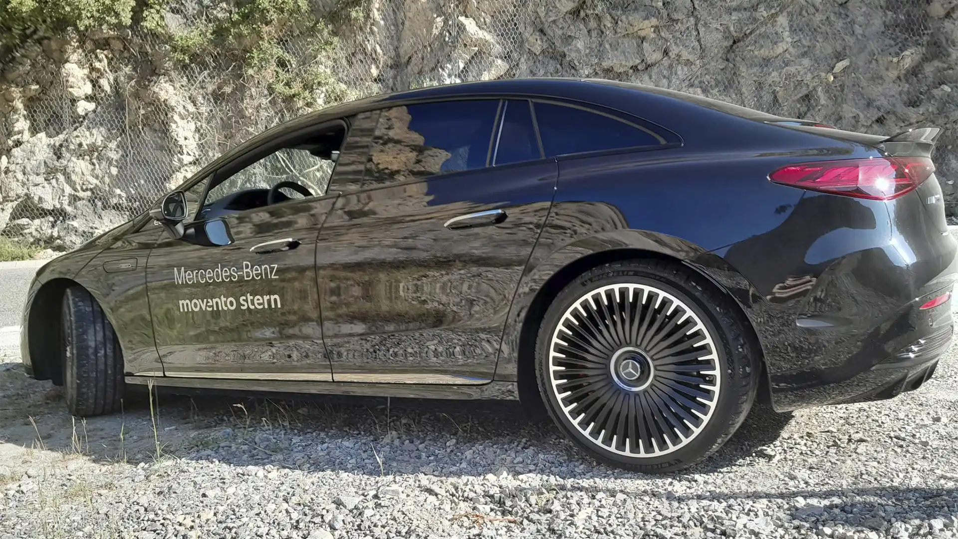 Vehículo eléctrico Mercedes EQE AMG en un punto de recarga de Circutor.