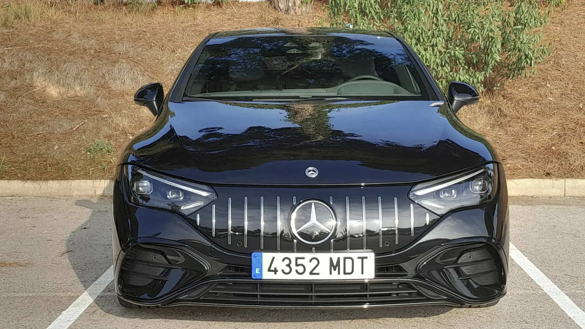 Vehículo eléctrico Mercedes EQE AMG en un punto de recarga de Circutor.