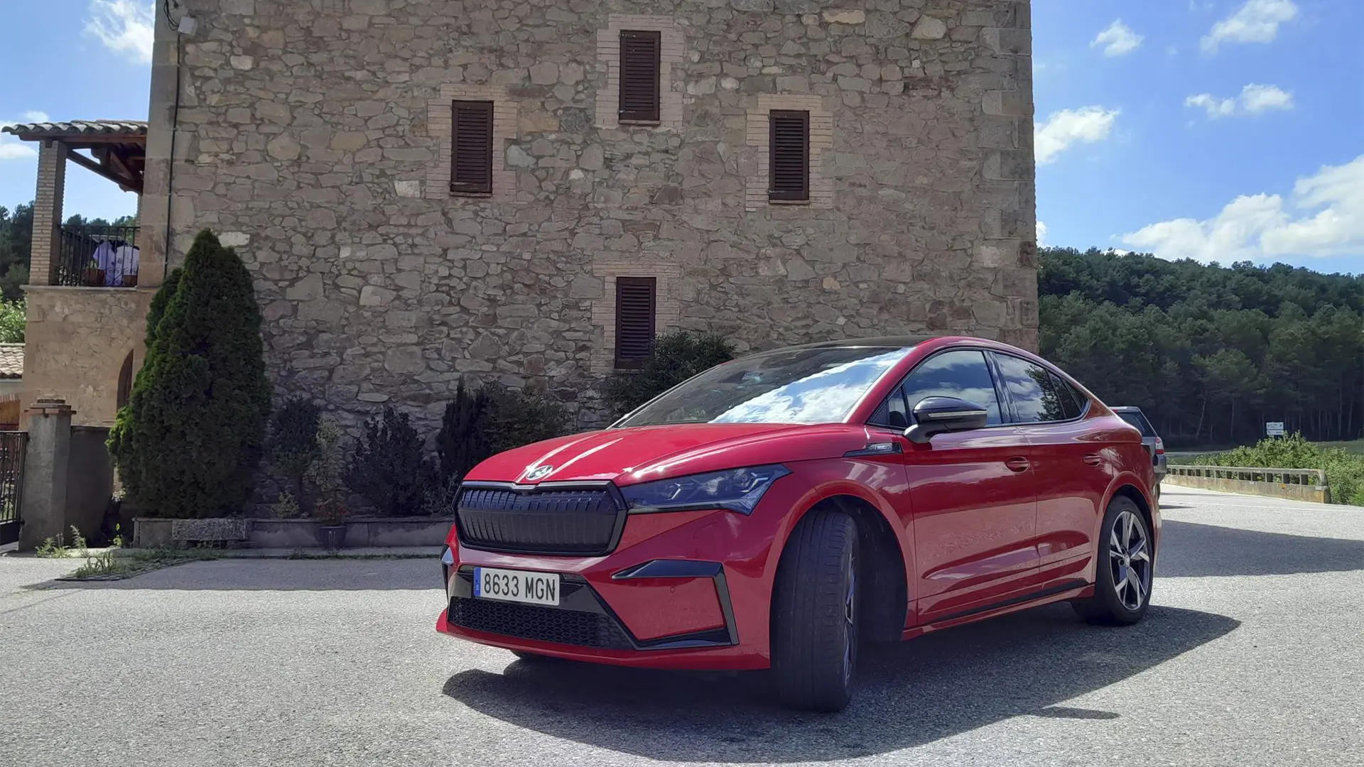Coche eléctrico Skoda Enyaq Coupé en un punto de recarga de Circutor.