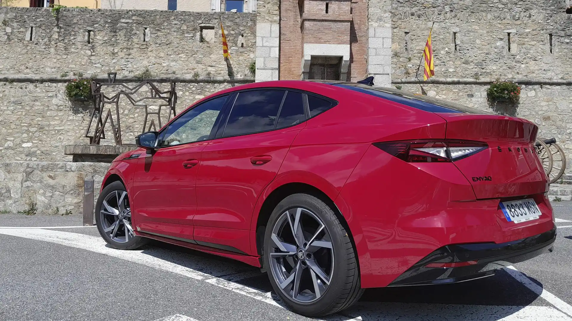 Coche eléctrico Skoda Eniaq Coupe RX en un punto de carga de Circutor.