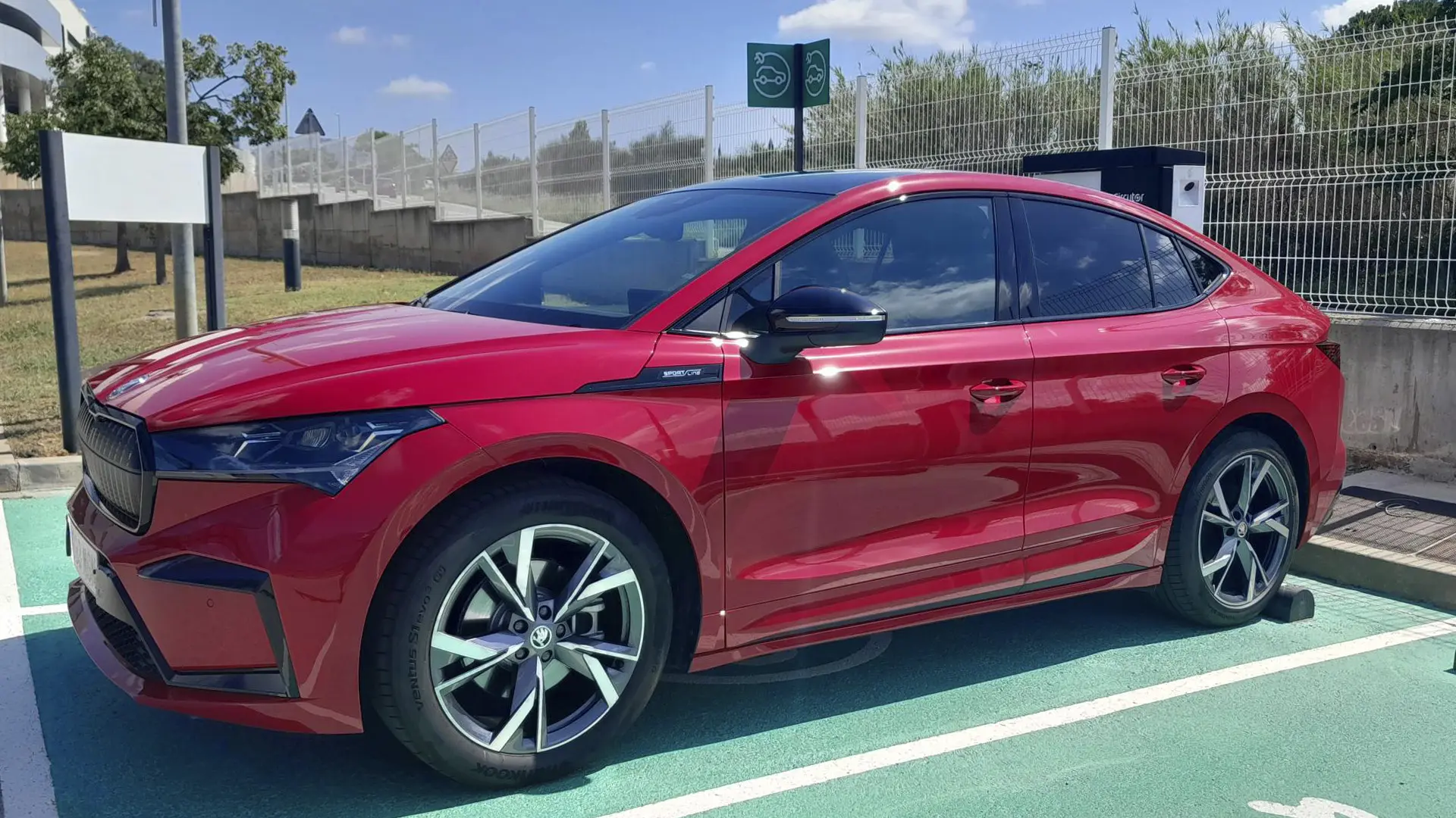 Coche eléctrico Škoda Enyaq Coupé gris en un punto de recarga de Circutor.