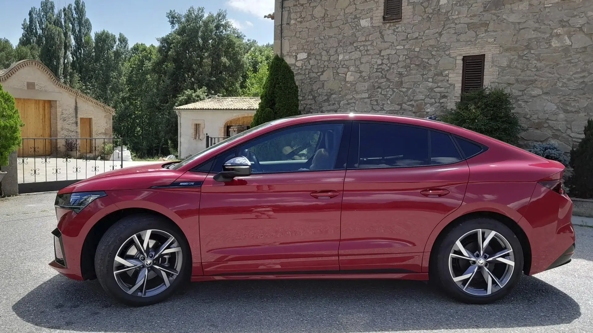 Vehículo eléctrico Škoda Enyaq Coupé recargando en un cargador de Circutor
