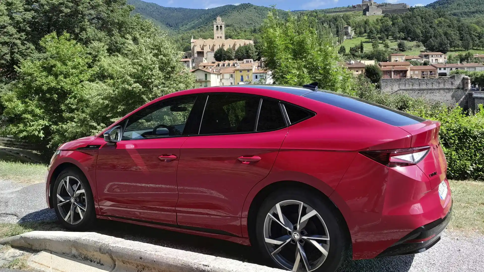 Diseño exterior y líneas aerodinámicas del coche eléctrico Škoda Enyaq Coupé.