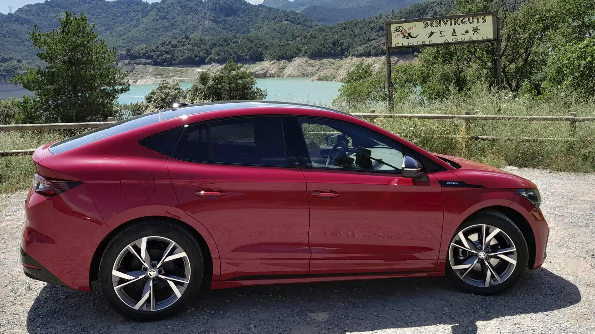 Vehículo eléctrico Škoda Enyaq Coupé cargando en una estación de Circutor.
