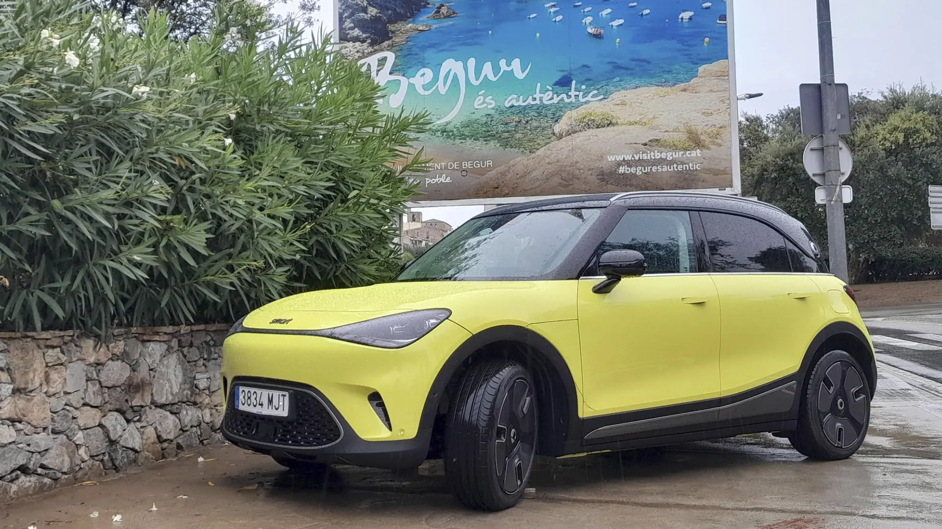 Vehículo eléctrico smart #1 en proceso de carga en una estación de Circutor.