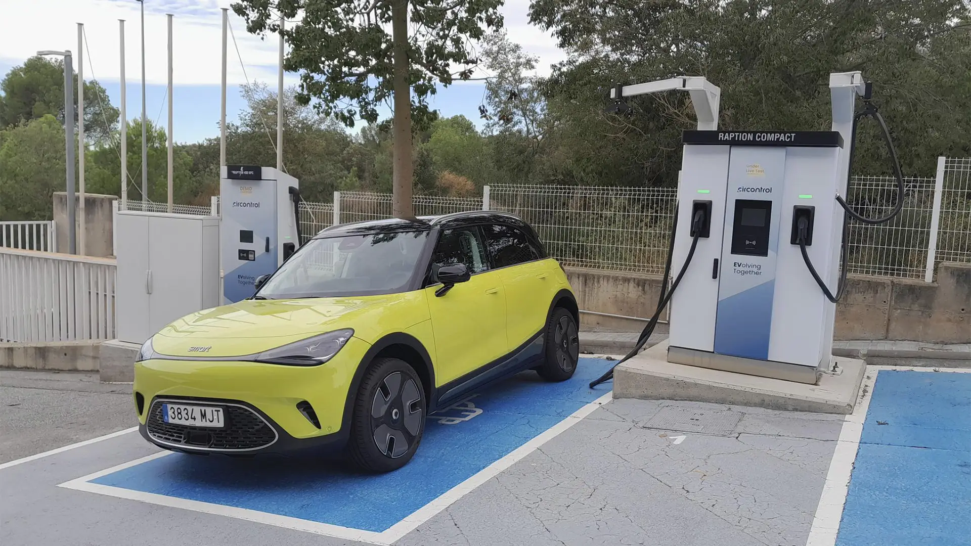 Vehículo eléctrico smart #1 en un punto de recarga de Circutor.