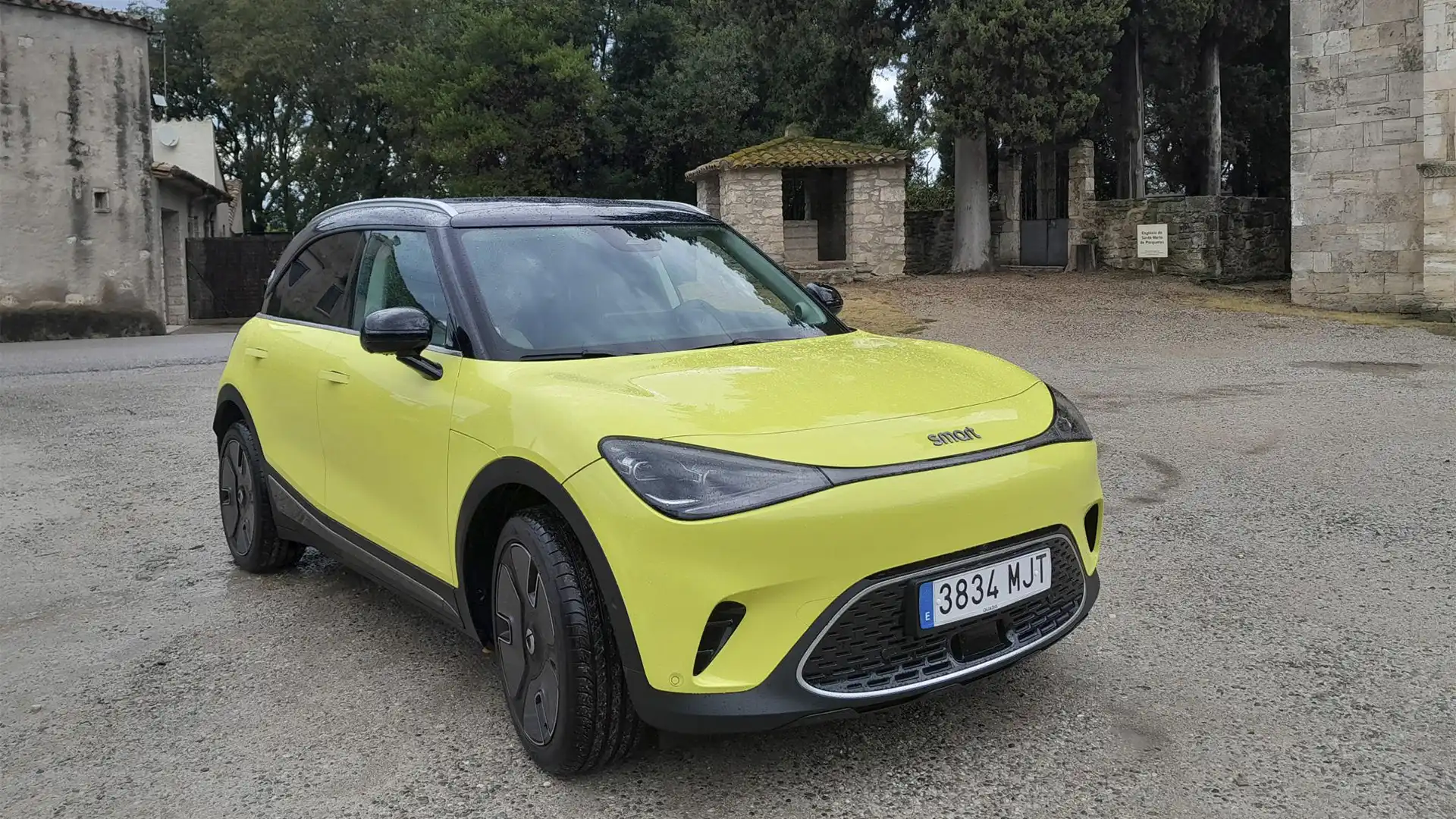 Automóvil eléctrico Smart #1 estacionado junto a un cargador de Circutor.