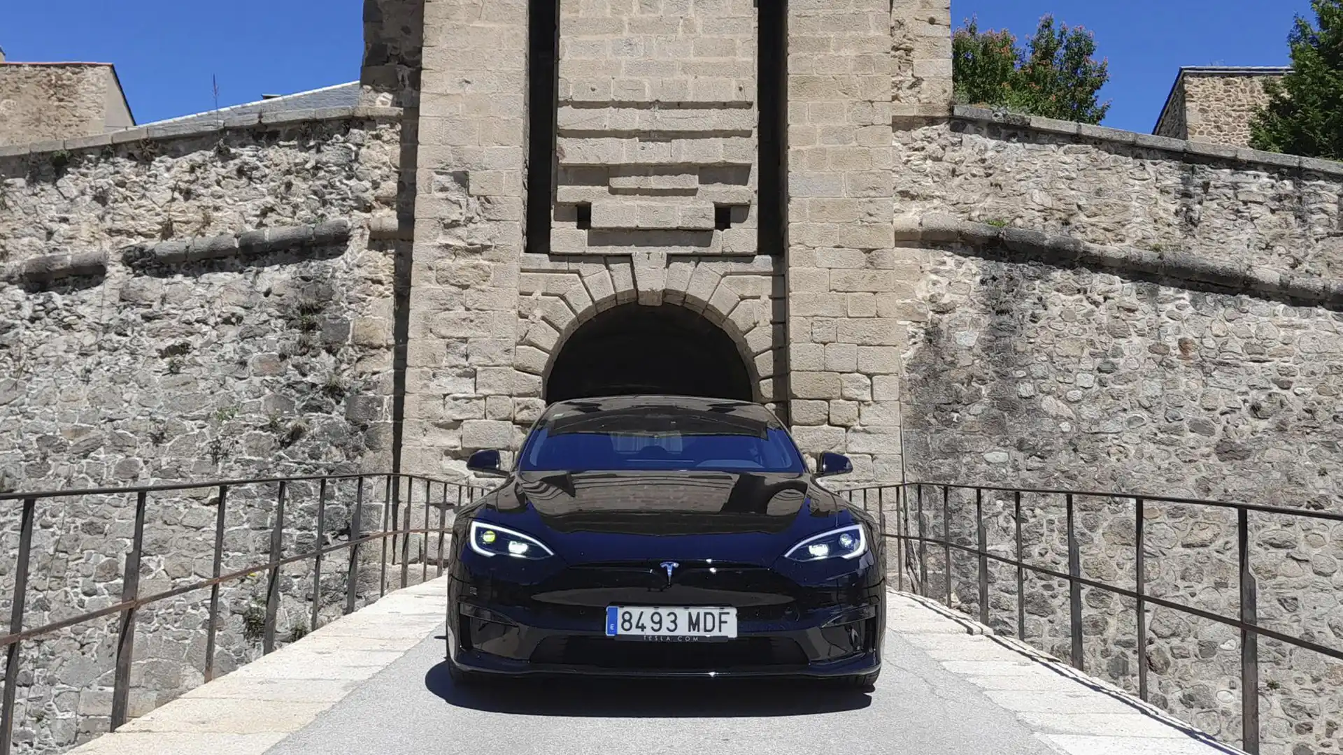 Vehículo eléctrico Tesla Model S en proceso de carga de batería.