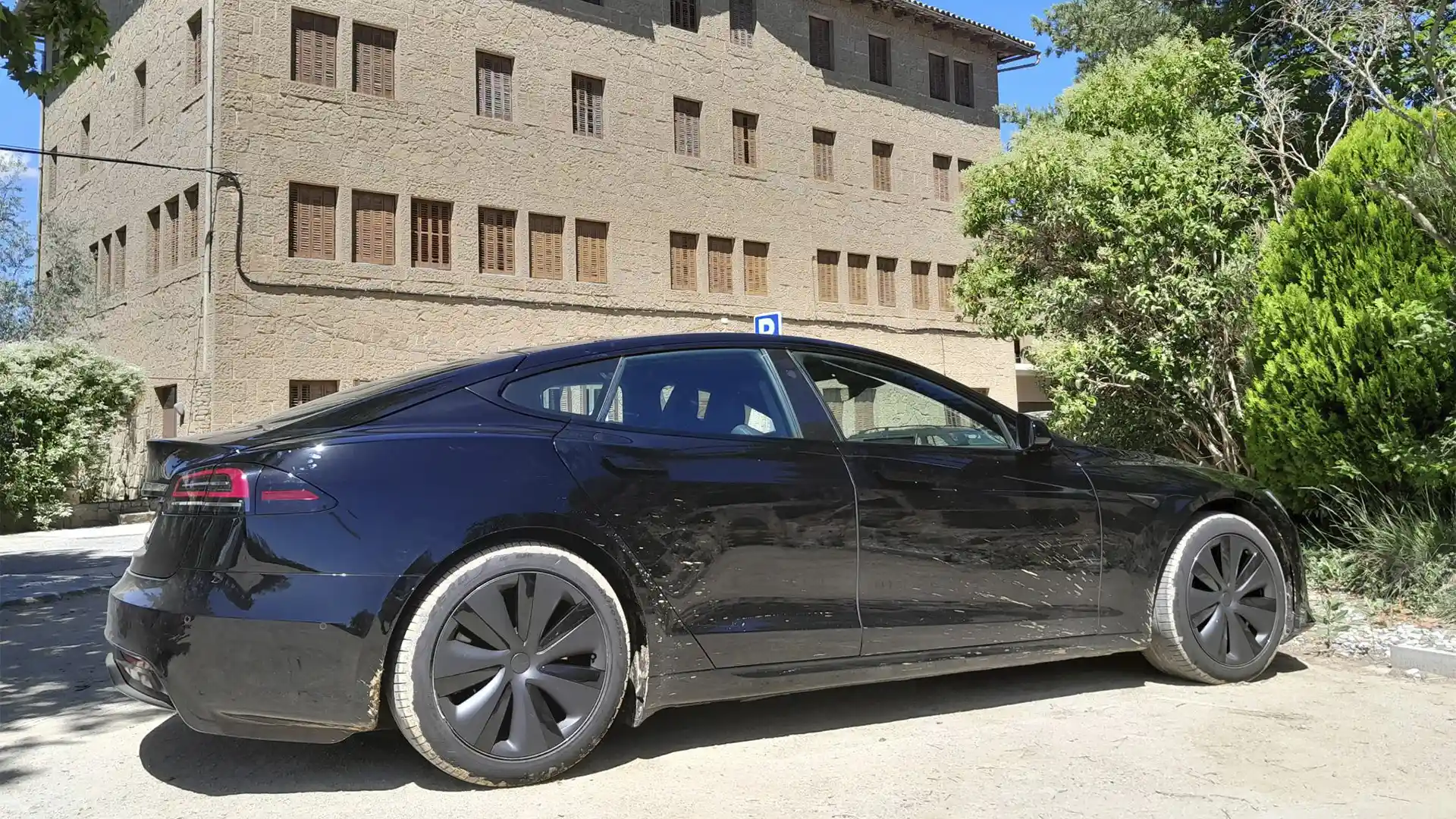 Vehículo eléctrico de alta gama Tesla Model S en una estación de carga