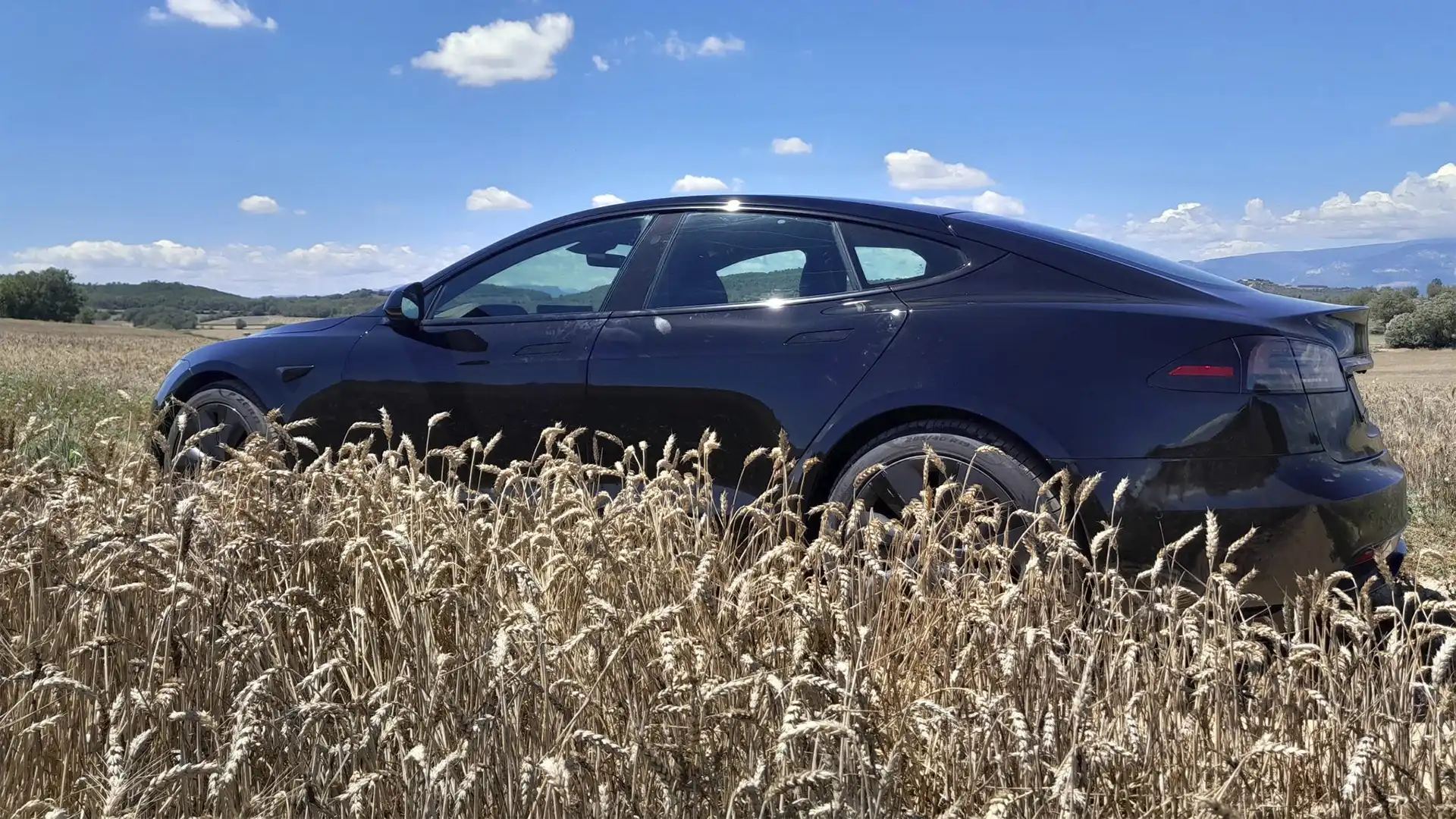 Vehículo eléctrico Tesla Model S cargando su batería en un cargador de Circutor.