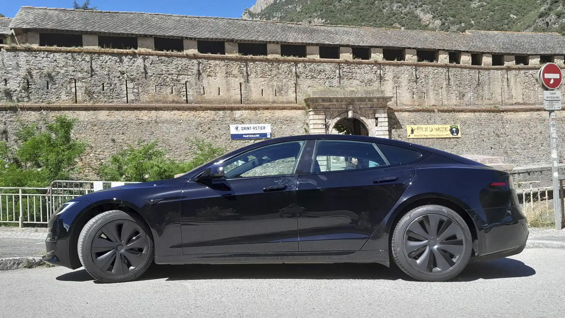 Tesla Model S estacionado junto a un cargador de vehículo eléctrico de Circutor