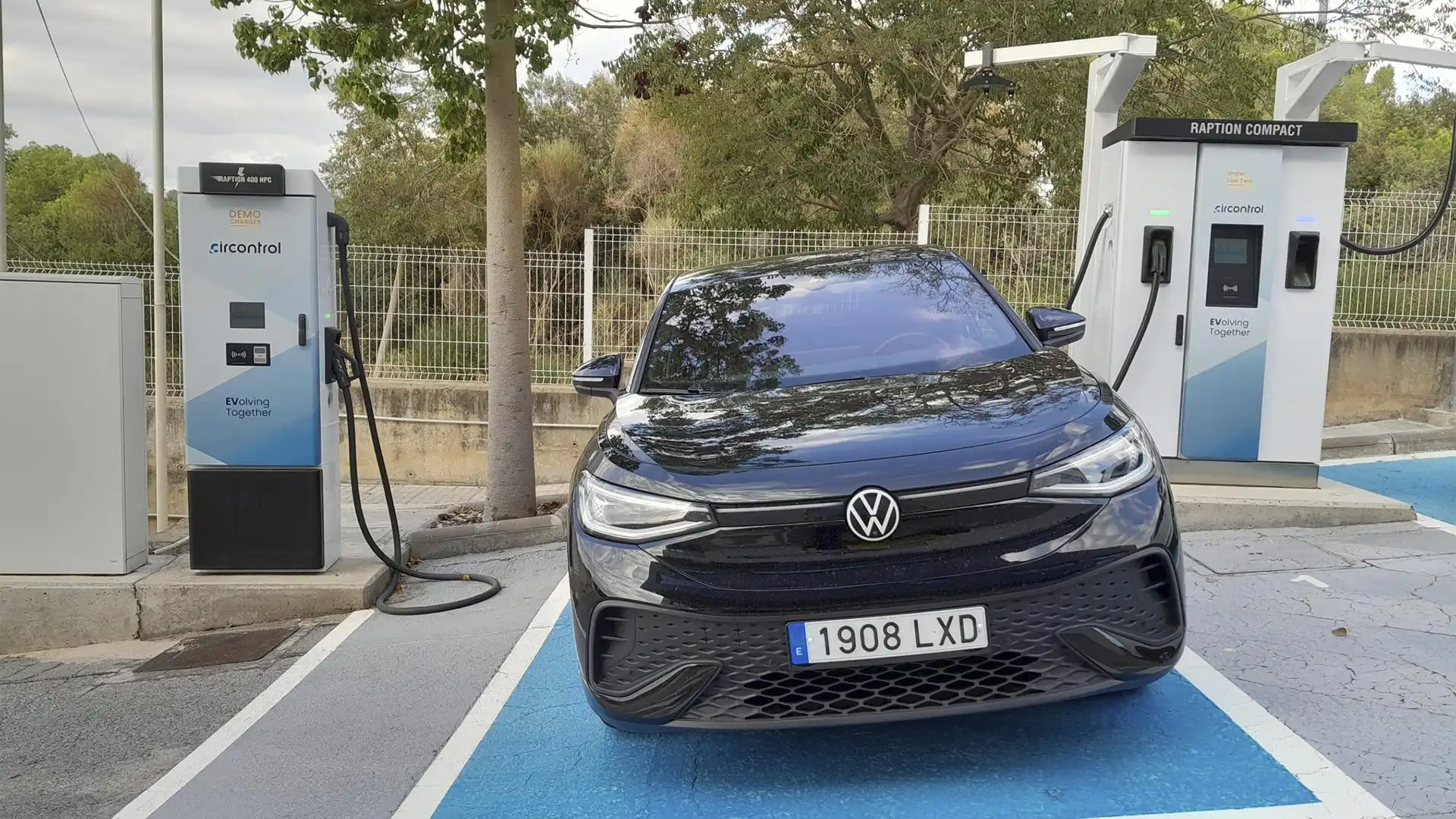 Coche eléctrico Volkswagen ID.5 en un punto de recarga de batería.