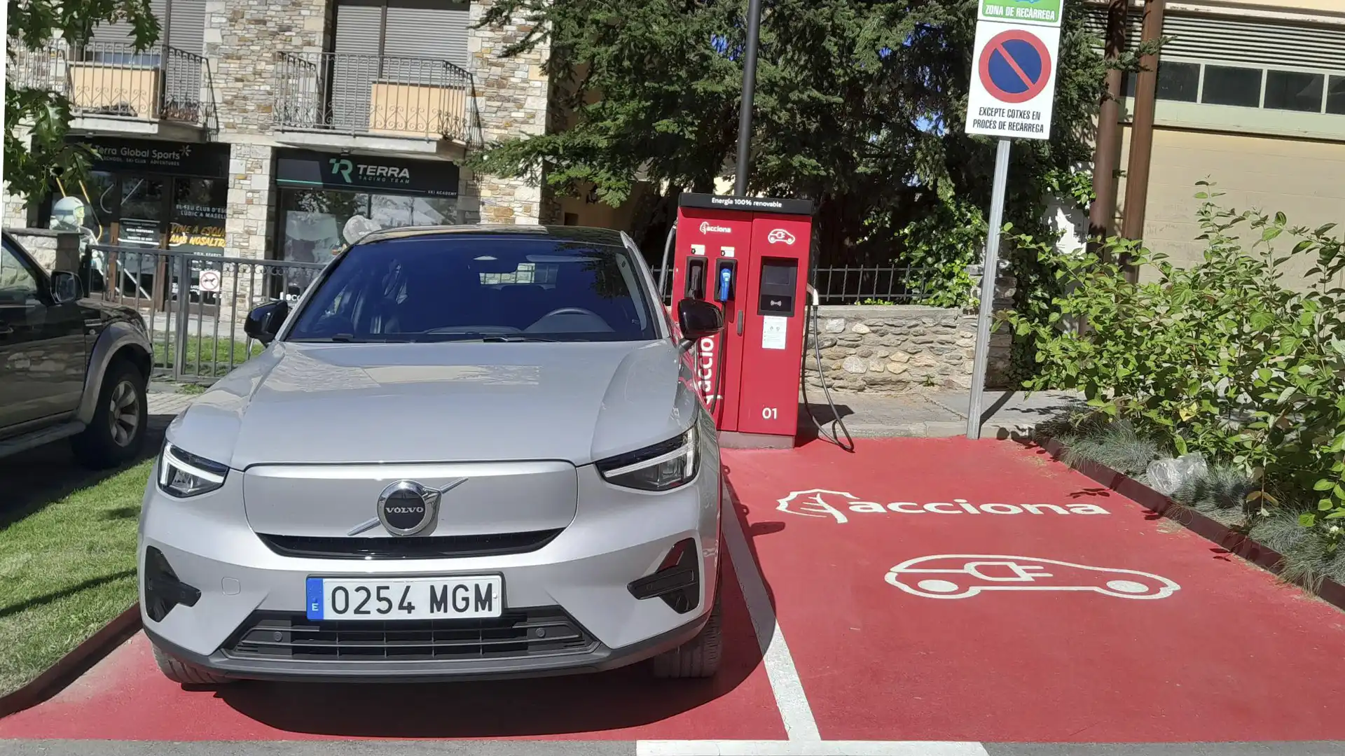 Vehículo eléctrico Volvo C40 Recharge de un solo motor en proceso de carga.