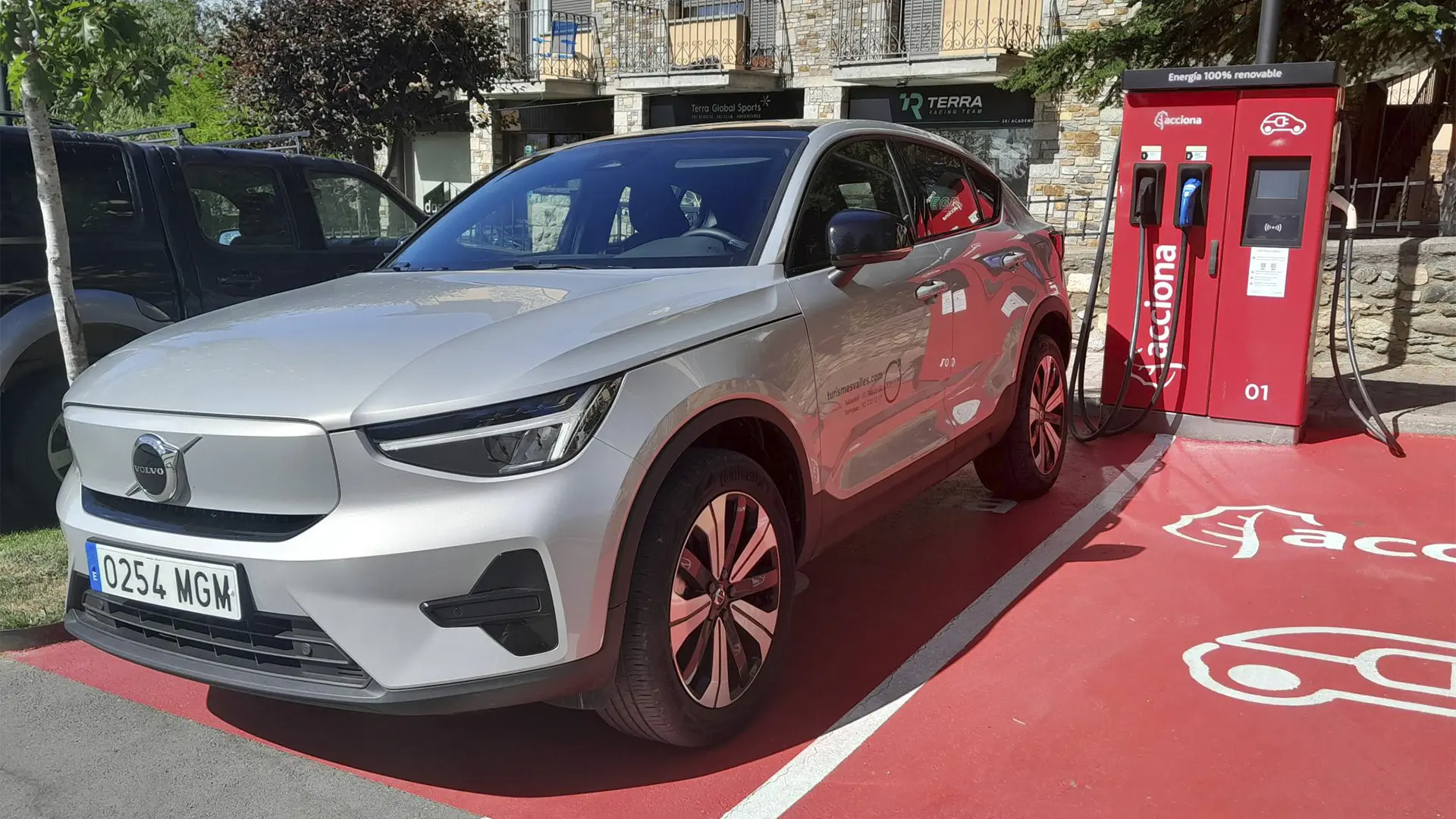 Vehículo eléctrico Volvo C40 Recharge de un solo motor en una estación de carga.