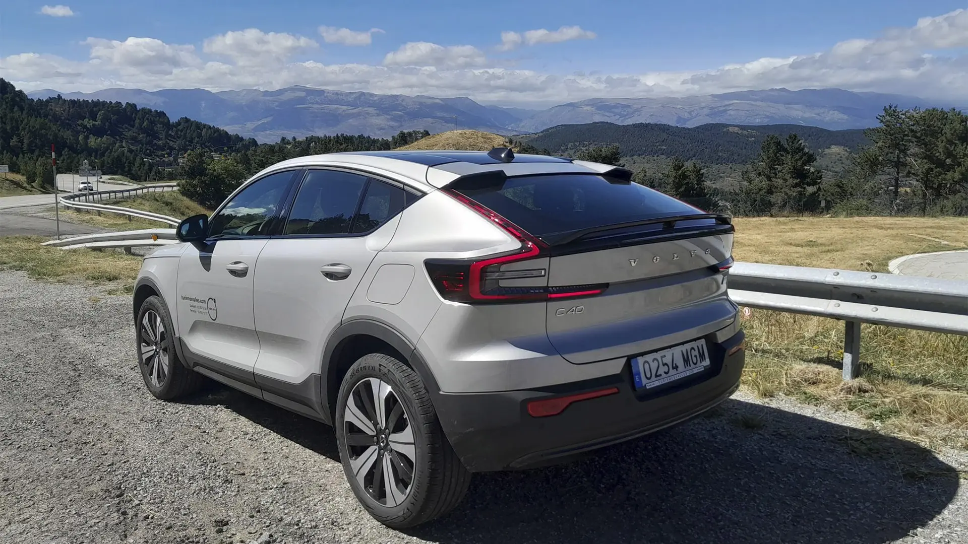 Vehículo eléctrico Volvo C40 Recharge de un solo motor en proceso de carga.