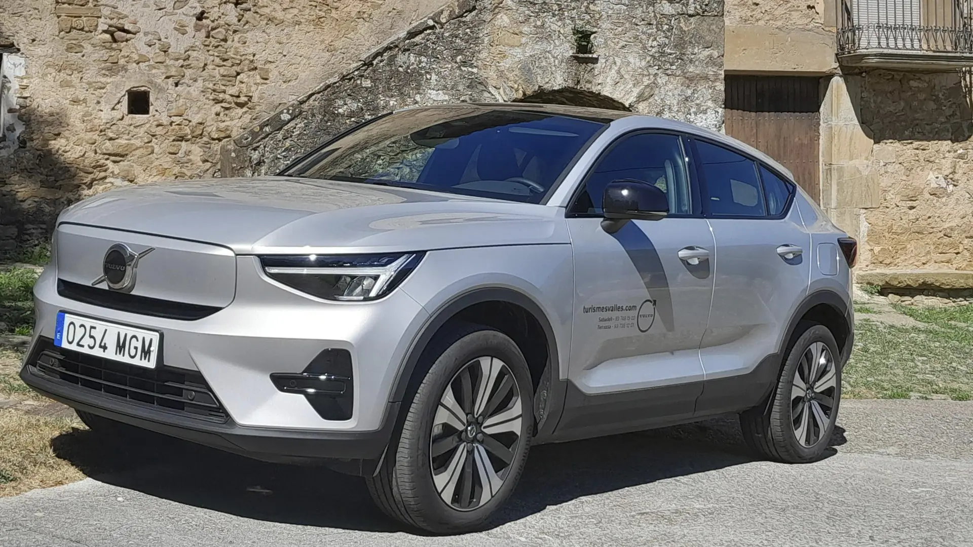 Vehículo eléctrico Volvo C40 Recharge de un solo motor en una estación de carga.